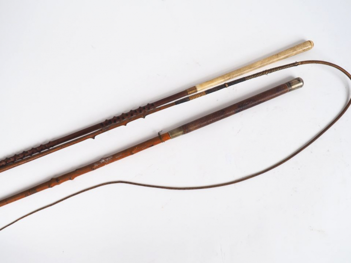 SWAINE ADENEY. 2 fouets de cocher en bois, cuir et métal argenté. Sign