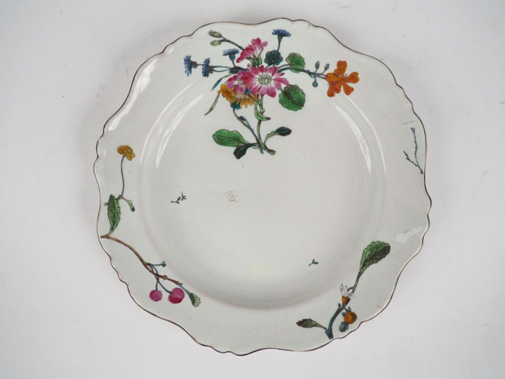 MARSEILLE.  Assiette en faïence de petit feu à décor de fleurs polychr