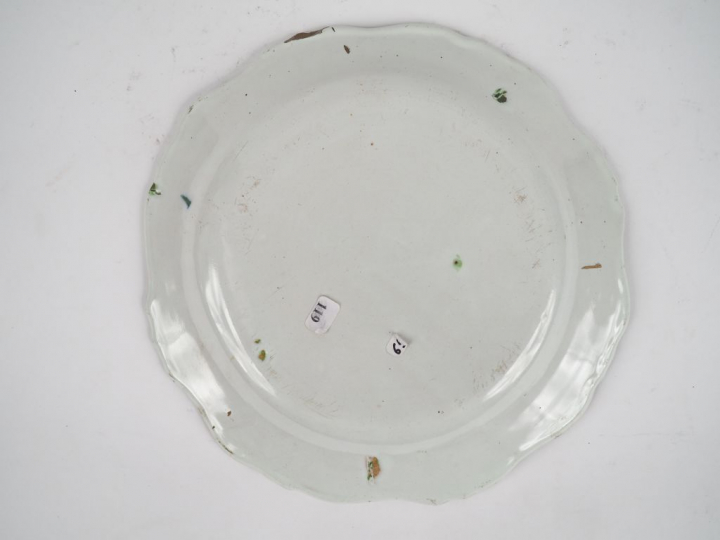 MARSEILLE.  Assiette en faïence de petit feu à décor de fleurs polychr