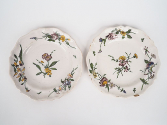 Vente aux enchères MARSEILLE.  Paire d'assiettes en faience XVIIIème à décor de fleurs de