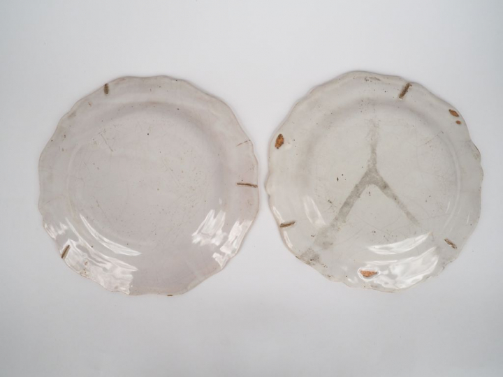 MARSEILLE.  Paire d'assiettes en faience XVIIIème à décor de fleurs de