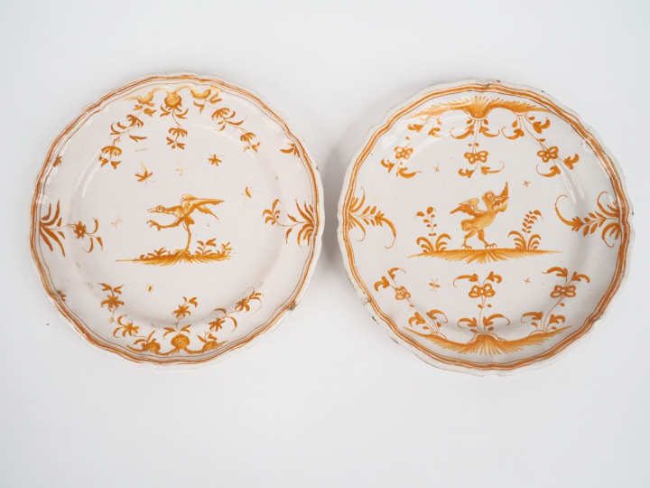 MOUSTIERS.  Paire d'assiettes en faience XVIIIème, à décor de grotesqu