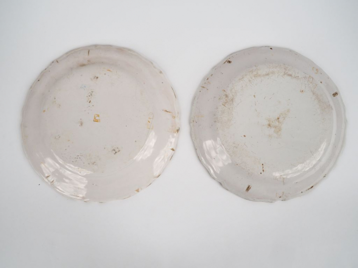 MOUSTIERS.  Paire d'assiettes en faience XVIIIème, à décor de grotesqu