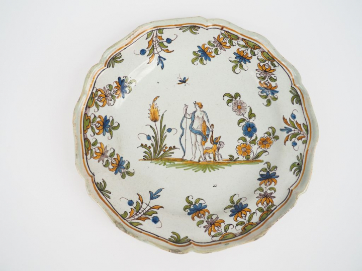 Assiette en faience du Sud de la France XVIIIème, à décor d'une représ
