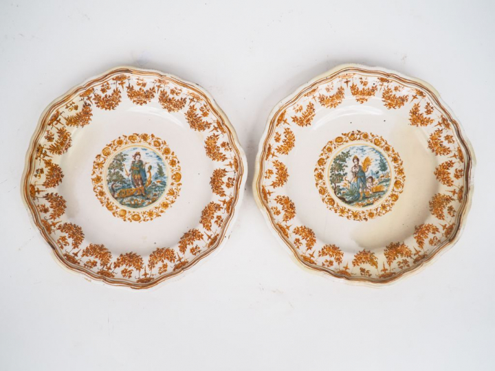 Paire d'assiettes XVIIIème en faïence polychrome de Moustiers à décor 