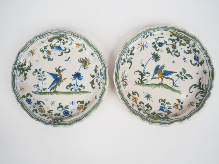 Paire d'assiettes en faience fin XVIIIème début XIXème à décor polychr