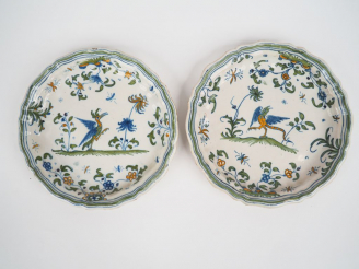 Vente aux enchères Paire d'assiettes en faience fin XVIIIème début XIXème à décor polychr