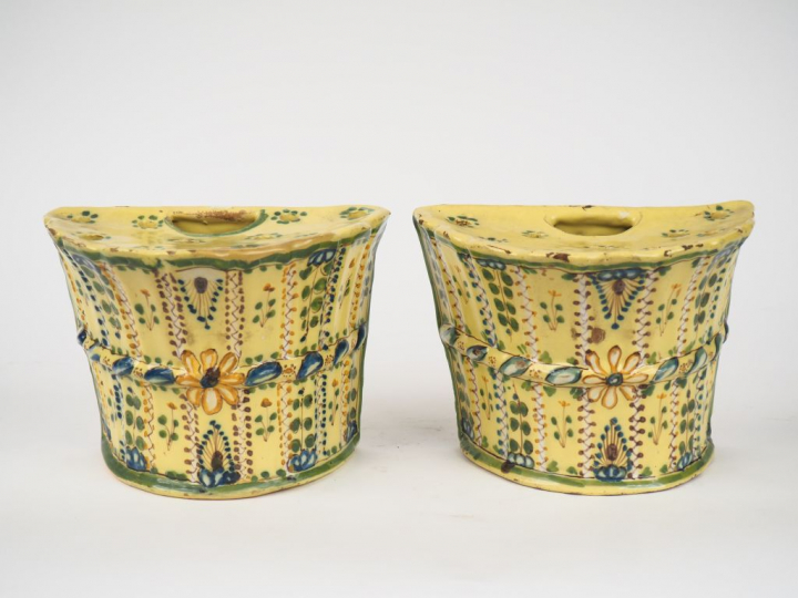 FAÏENCE DU MIDI.  Paire de bouquetières évasées en faïence de grand fe