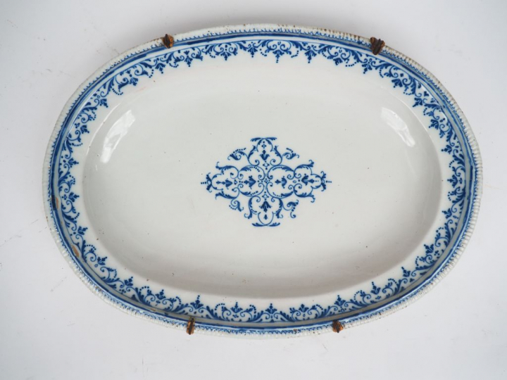 Plat ovale XVIIIème en faïence du sud de la France à décor de rinceaux