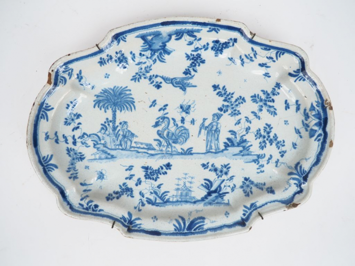 Plat XVIIIème en faïence du sud de la France à bords chantournés, déco