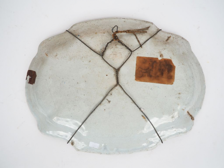 Plat XVIIIème en faïence du sud de la France à bords chantournés, déco