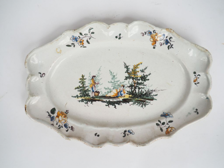 Plat ovale en faïence fin XVIIIème, à décor d'une scène galante. Dim. 