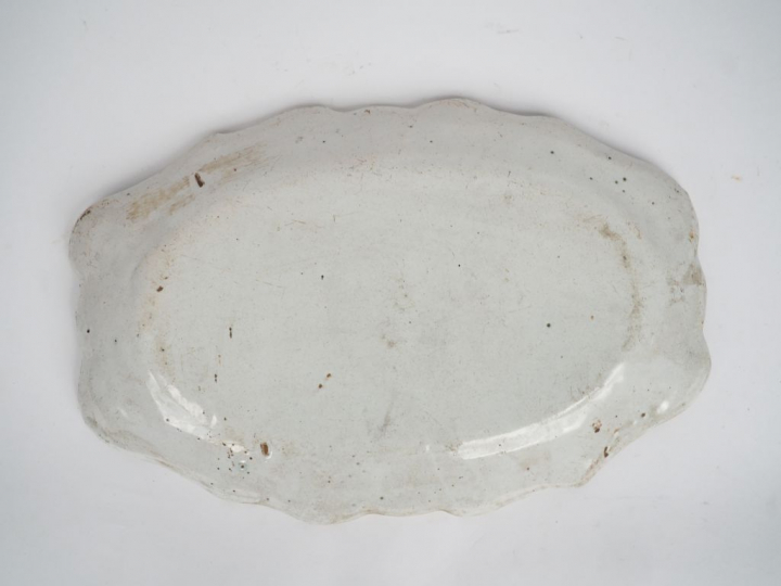 Plat ovale en faïence fin XVIIIème, à décor d'une scène galante. Dim. 