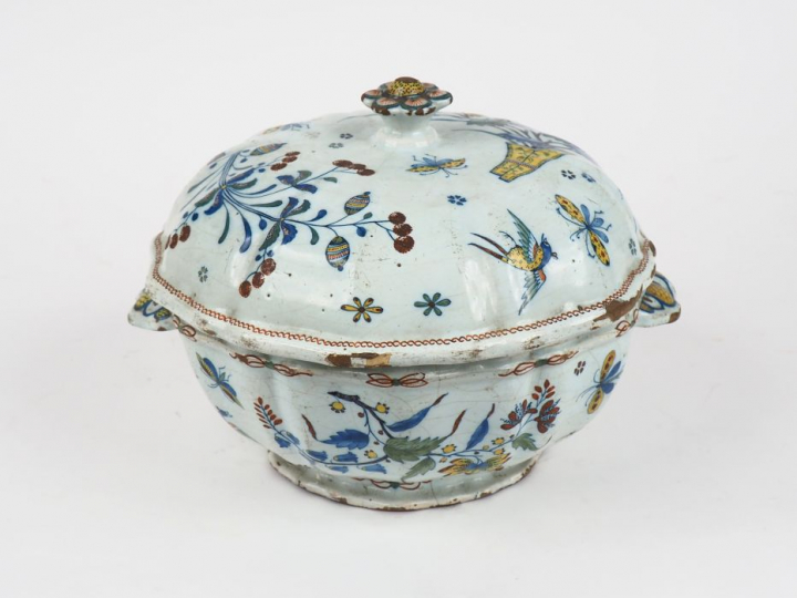 ROUEN.  Terrine couverte en faïence de grand feu à décor à la corne au