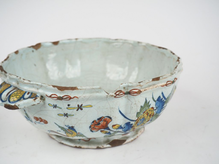 ROUEN.  Terrine couverte en faïence de grand feu à décor à la corne au