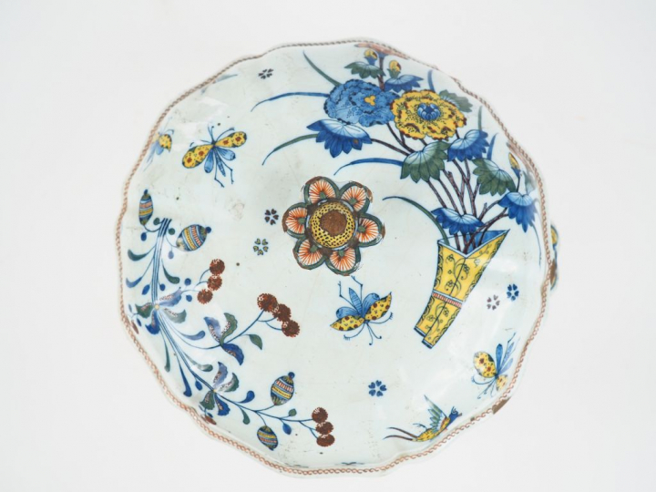 ROUEN.  Terrine couverte en faïence de grand feu à décor à la corne au