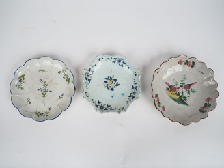 Vente aux enchères Trois différents ramequins en faïence XIXème à décor de fleurs polychr