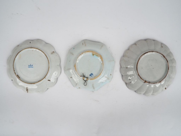 Trois différents ramequins en faïence XIXème à décor de fleurs polychr