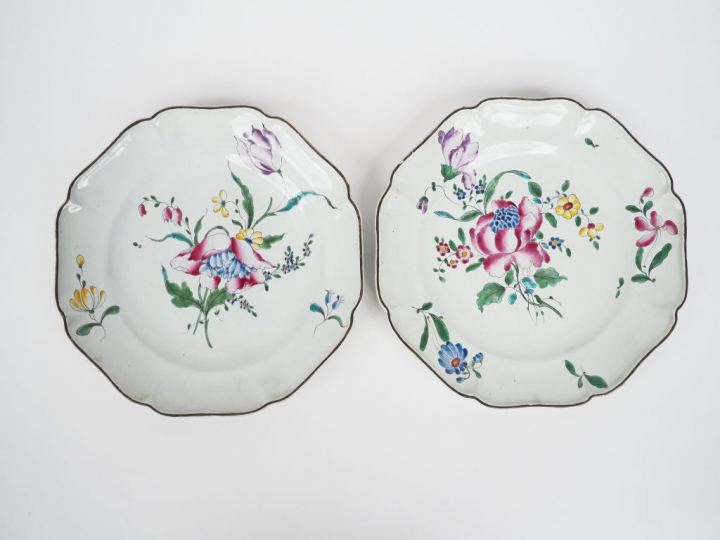 HANNONG à Strasbourg.  Paire d'assiettes en faience XVIIIème, à décor 