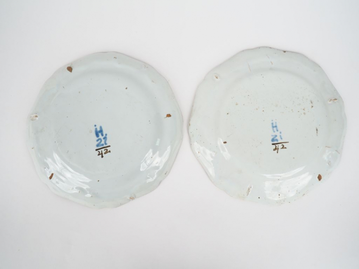 HANNONG à Strasbourg.  Paire d'assiettes en faience XVIIIème, à décor 