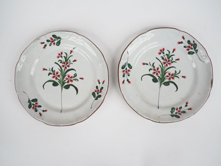 Paire d'assiettes fin XVIIIème début XIXème en faience de l'Est de la 