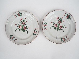 Vente aux enchères Paire d'assiettes fin XVIIIème début XIXème en faience de l'Est de la 