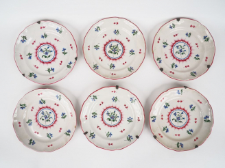 Vente aux enchères 	Suite de six assiettes en faience de l'Est XIXème décor aux barbeaux.