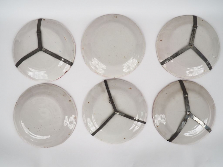 	Suite de six assiettes en faience de l'Est XIXème décor aux barbeaux.