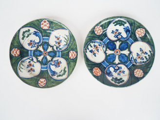 Vente aux enchères DELFT.  Paire d'assiettes en faience XIXème à décor polychrome de quat