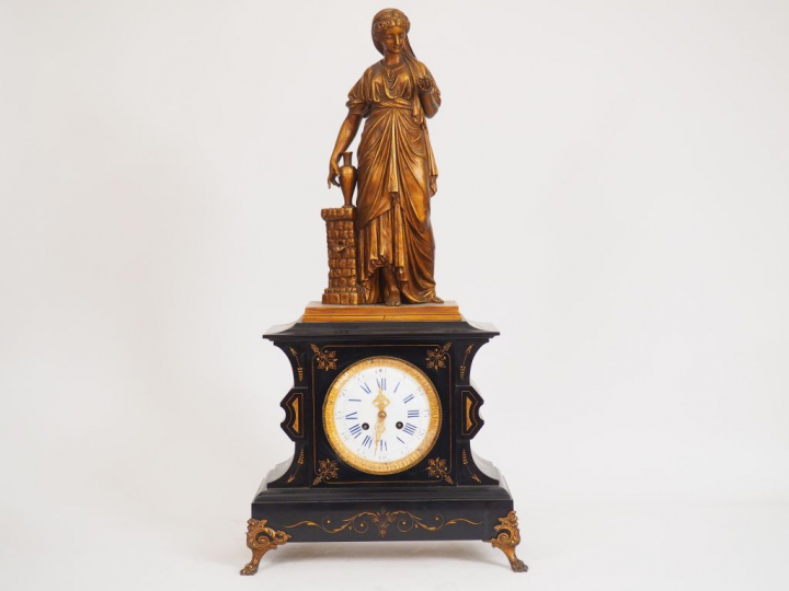 Pendule Napoléon III en marbre et bronze à patine médaille, surmontée 
