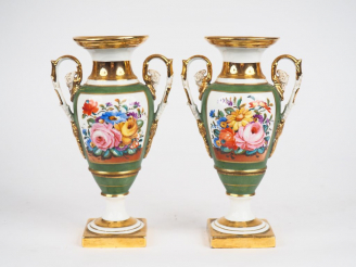 Vente aux enchères Paire de vases à anses Napoléon III en porcelaine à décor de fleurs po