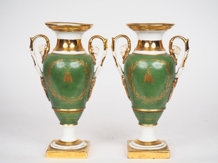 Paire de vases à anses Napoléon III en porcelaine à décor de fleurs po