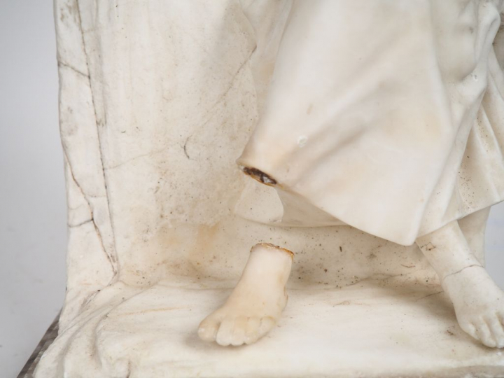 Ecole française fin XIXème début XXème. "Jeune fille pensive". Sculptu