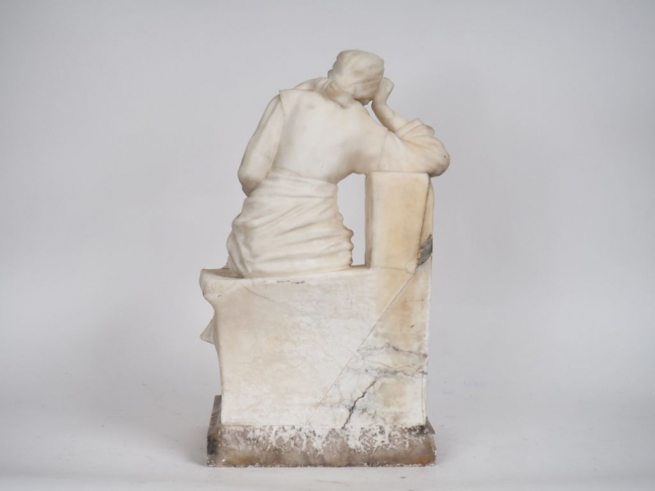 Ecole française fin XIXème début XXème. "Jeune fille pensive". Sculptu