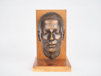 Vente aux enchères Portrait de jeune fille en bronze à patine brune sur son support en bo