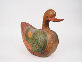 Vente aux enchères Canard en bois sculpté polychrome. Dim. 44 x 61 x 26 cm