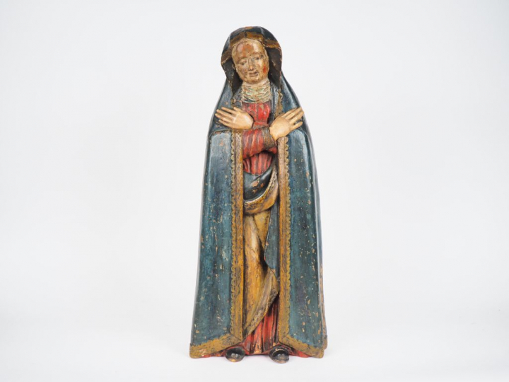 Vierge de douleur en bois sculpté et polychromé. Debout, les bras croi