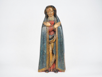 Vente aux enchères Vierge de douleur en bois sculpté et polychromé. Debout, les bras croi