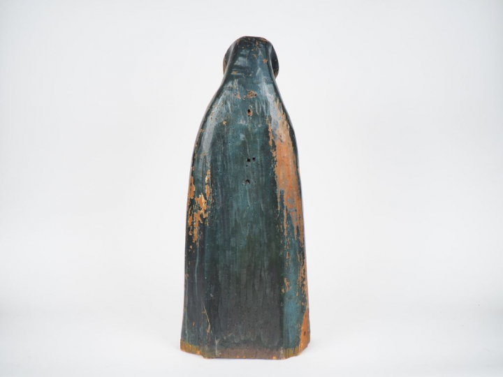 Vierge de douleur en bois sculpté et polychromé. Debout, les bras croi