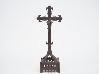 Vente aux enchères Crucifix XVIIème en bronze et fer, piètement ajouré. H. 39 cm.