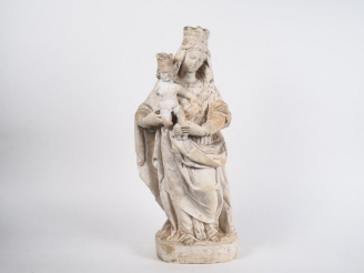 Vente aux enchères Vierge à l’Enfant en marbre sculpté. Debout, la tête ceinte d’une haut