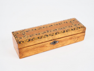 Vente aux enchères Boite en marqueterie à décor de motifs géométriques. Dim. 7,5 x 29 x 9