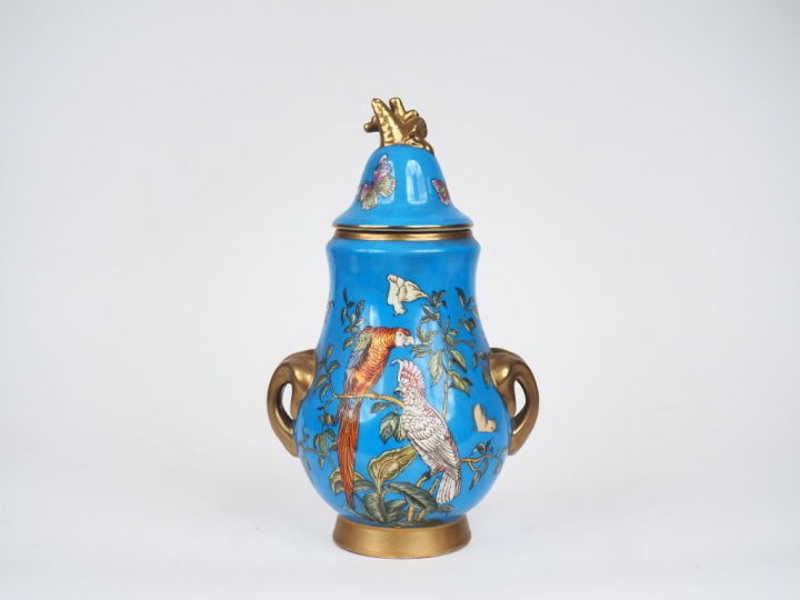 Potiche couverte en porcelaine polychrome à décor émaillé de Haras bra