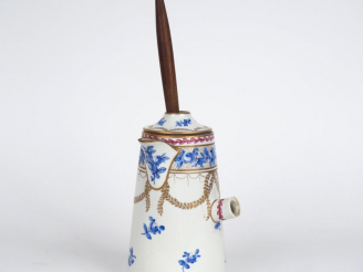 Vente aux enchères 	Chocolatière XIXème en porcelaine à décor polychrome de guirlandes fe