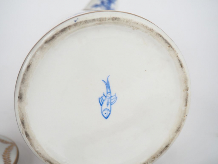 	Chocolatière XIXème en porcelaine à décor polychrome de guirlandes fe