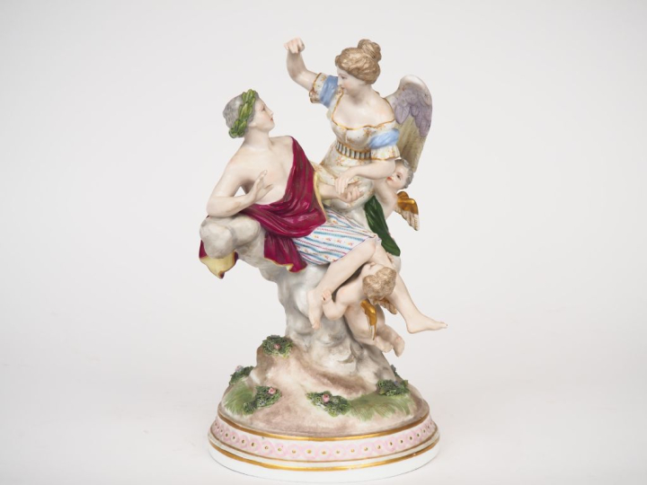 Groupe XIXème en porcelaine polychrome de Saxe figurant une allégorie.