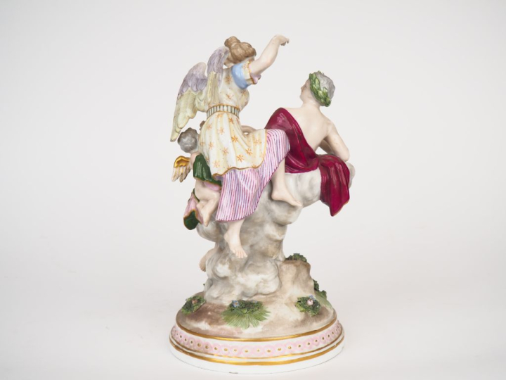 Groupe XIXème en porcelaine polychrome de Saxe figurant une allégorie.