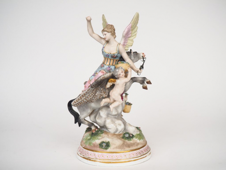 Groupe XIXème en porcelaine polychrome de Saxe figurant un divinité ai
