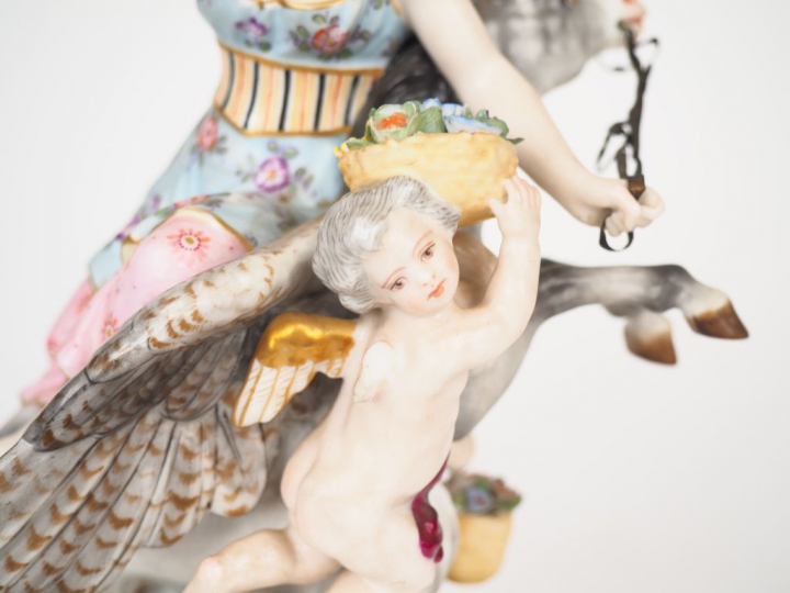 Groupe XIXème en porcelaine polychrome de Saxe figurant un divinité ai