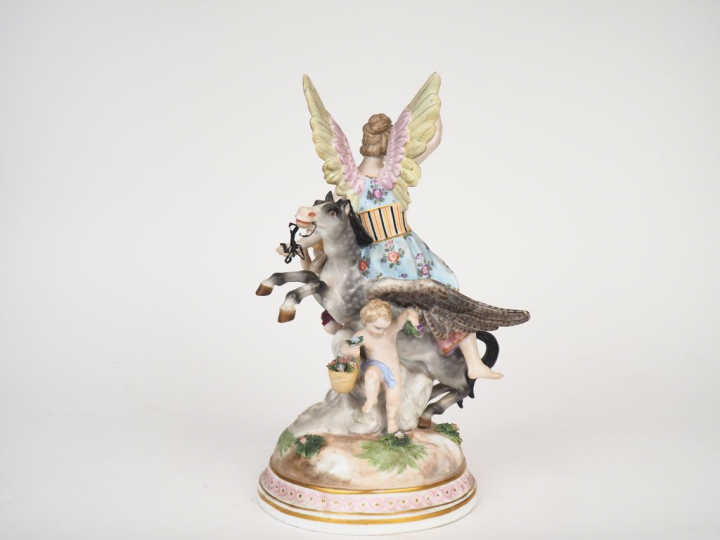 Groupe XIXème en porcelaine polychrome de Saxe figurant un divinité ai